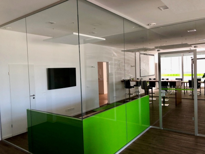 Ganzglasanlage für helle Büroräume